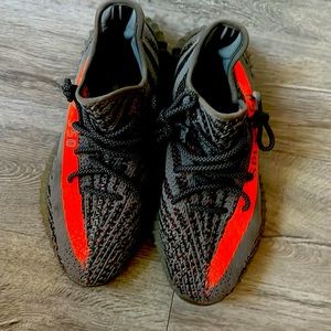 Gently used Yezzy insoles missing, box not included.